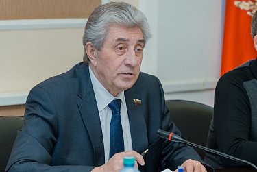 Депутаты готовятся к заседанию Законодательного Собрания